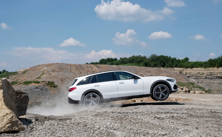 Новый внедорожник Mercedes C-класса. готов к загородному клубу Mercedes C-класса